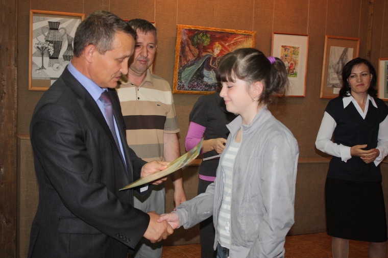 15:22 Подведены итоги конкурса детских рисунков "Мир глазами детей" на призы главы администрации Комсомольского района